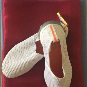 Khombu Weekenders white casual slip on’s